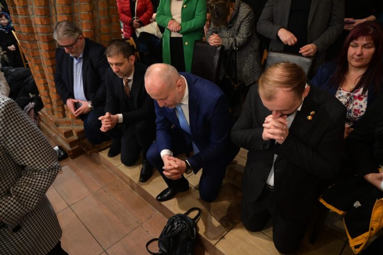 De ce bat clopotele, Iustine?