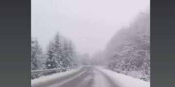 IARNA REVINE ÎN MARAMUREȘ: Se circulă în condiții de iarnă pe Cavnic. VIDEO