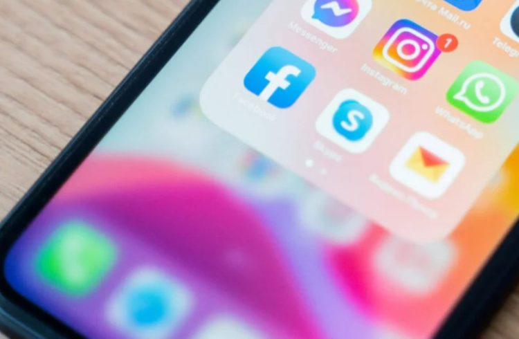 Facebook și Instagram va marca postările făcute cu ajutorul „AI”