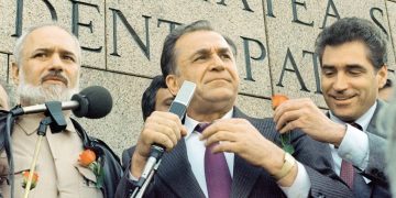 Petre Roman și Gelu Voican Voiculescu, urmăriţi penal în Dosarul Mineriadei