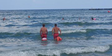 Alertă pe litoral: Trupul neînsufleţit al unui bărbat, descoperit de un trecător plutind în mare, în Mamaia