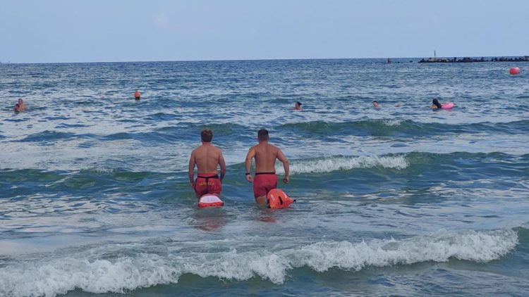 Alertă pe litoral: Trupul neînsufleţit al unui bărbat, descoperit de un trecător plutind în mare, în Mamaia