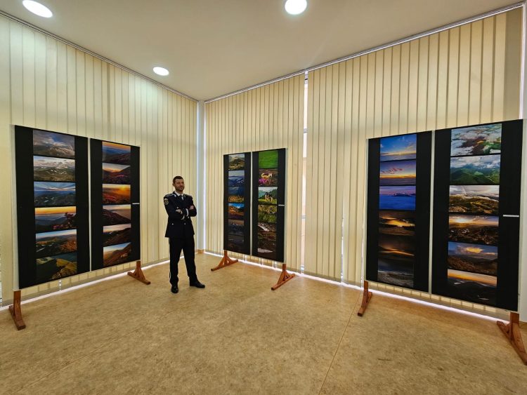 Lucrări de pictură și fotografie semnate de doi ofițeri ai Serviciului Criminalistic, expuse la Centrul Universitar Nord din Baia Mare
