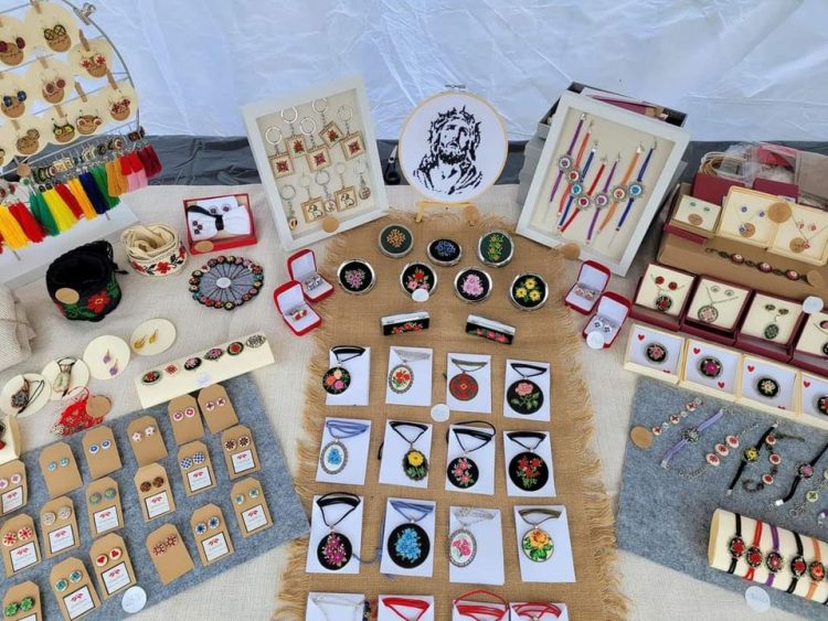 Târg de Florii cu meşteri populari în weekend, în Piaţa Revoluţiei