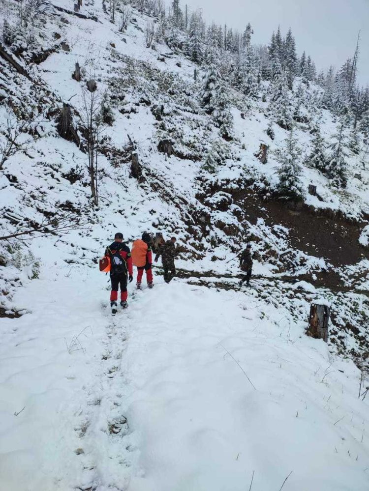 Intervenţie a Salvamont pentru recuperarea unui cetăţean ucrainean, aflat de trei zile în Munţii Maramureşului