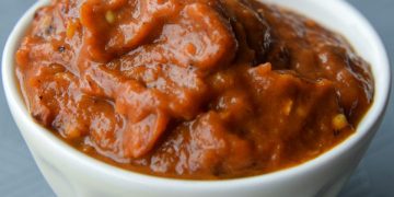 Alertă alimentară! Bucăţi de sticlă, descoperite într-un borcan cu zacuscă produsă în România