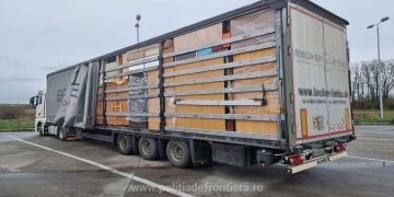 Peste 27 tone de marfă second-hand, oprite la intrarea în ţară