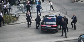 Premierul slovac Robert Fico a fost rănit în urma unui atac armat