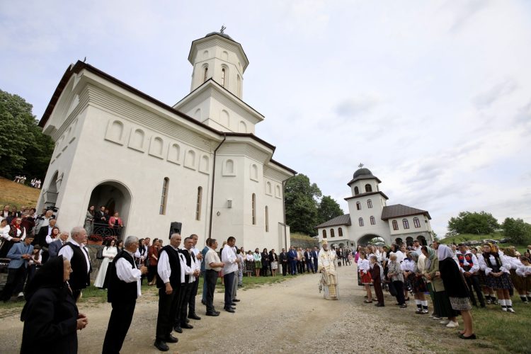 Sute de oameni au participat şi în acest an la hramul Mănăstirii Habra
