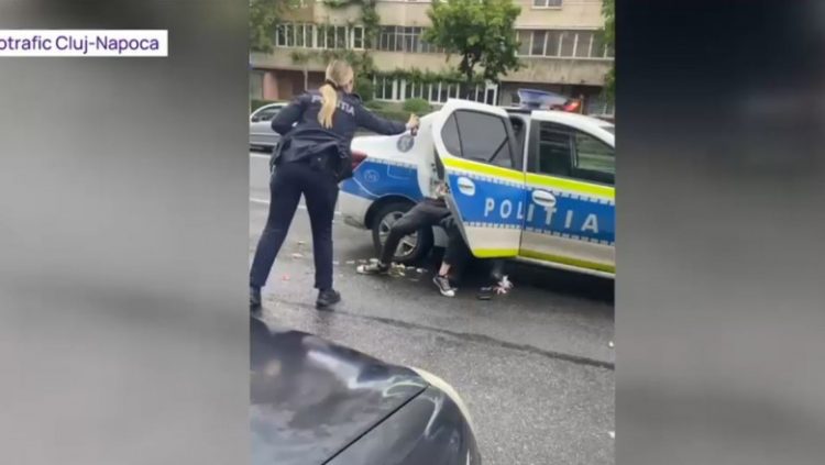 O poliţistă pulverizează spray lacrimogen în ochi colegului ei, care încerca să imobilizeze un individ recalcitrant