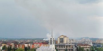 Acoperişul unei case de pe str. Coltău din Baia Mare a luat foc