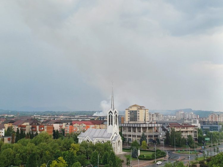 Acoperişul unei case de pe str. Coltău din Baia Mare a luat foc