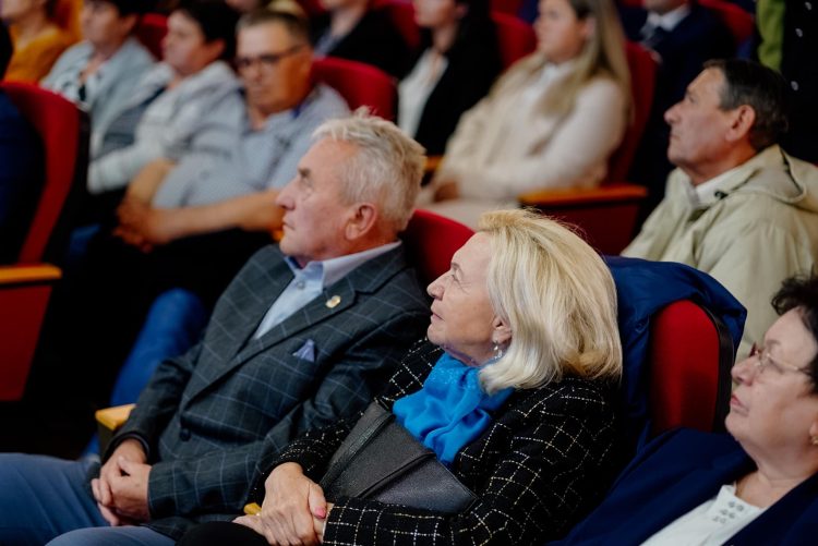 FĂRĂ SCRUPULE: Bătrân, bătrân, dar mai poate. Noi achiziții în timp record făcute de administrația PNL-istă din Târgu Lăpuș