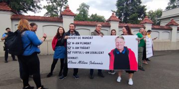 Protest în faţa Palatului Cotroceni: ”Raport de mandat / M-am plimbat / V-am trădat / Furtul l-am legalizat”