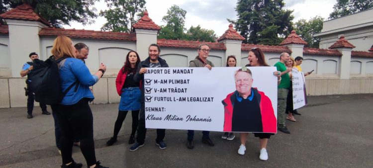 Protest în faţa Palatului Cotroceni: ”Raport de mandat / M-am plimbat / V-am trădat / Furtul l-am legalizat”