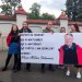 Protest în faţa Palatului Cotroceni: ”Raport de mandat / M-am plimbat / V-am trădat / Furtul l-am legalizat”