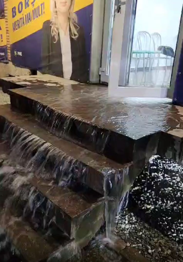 Sediu de partid spălat de ape în noaptea de Înviere!