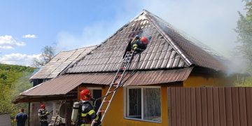 A luat foc acoperişul unei case din Sighetu Marmaţiei. Pentru stingerea incendiului intervin 10 pompieri