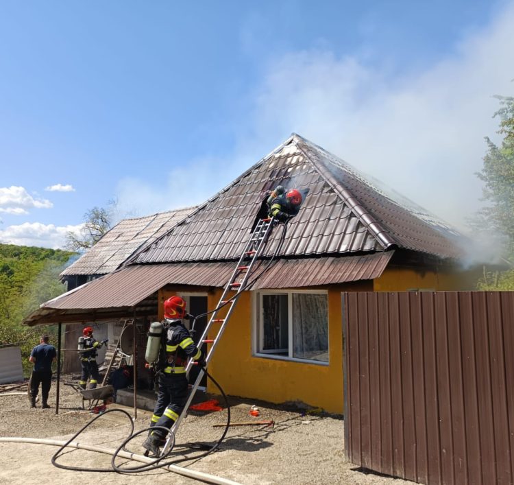 A luat foc acoperişul unei case din Sighetu Marmaţiei. Pentru stingerea incendiului intervin 10 pompieri