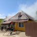 A luat foc acoperişul unei case din Sighetu Marmaţiei. Pentru stingerea incendiului intervin 10 pompieri