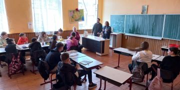 Poliţiştii şi elevii de la Școlile Gimnaziale Călinești și Văleni, discuţii despre droguri, discriminare și victimizarea minorilor