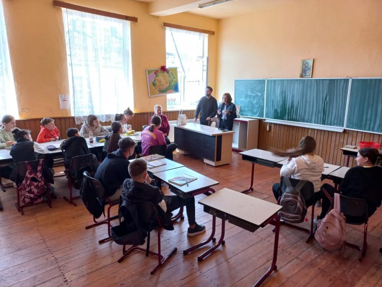 Poliţiştii şi elevii de la Școlile Gimnaziale Călinești și Văleni, discuţii despre droguri, discriminare și victimizarea minorilor