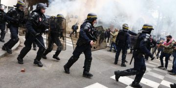 Proteste cu violențe și distrugeri de Ziua Muncii, în Franța: Forțele de ordine intervin cu gaze lacrimogene