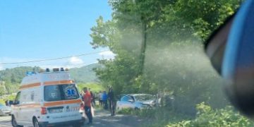 Accident în Ferneziu. Șoferul unui autoturism a intrat într-un stâlp de electricitate 