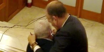 Bătaie în Parlament! Momentul în care Dan Vîlceanu îl mușcă de nas și îl agresează pe Florin Roman  – video