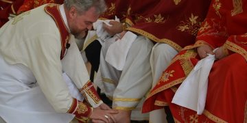 PS Vasile Bizău, la slujba Spălării picioarelor din Joia Mare: „În momentul Paștelui, ceasul lui Isus este prezent”