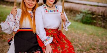 Ansamblul Folcloric ”Transilvania” organizează parada portului tradițional şi concursul „Lada de Zestre”
