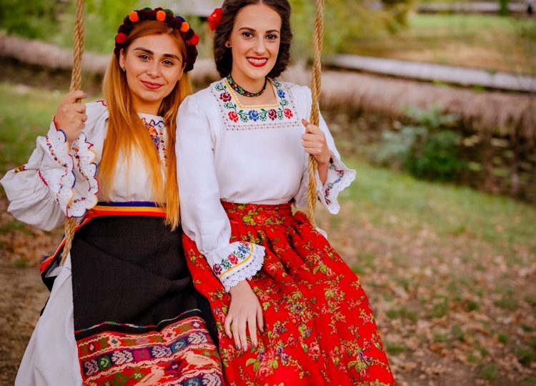 Ansamblul Folcloric ”Transilvania” organizează parada portului tradițional şi concursul „Lada de Zestre”