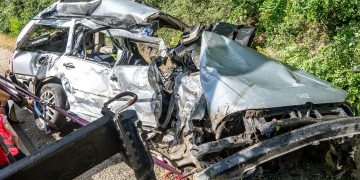 Doi tineri români, morţi pe o autostradă din Ungaria. Impactul a fost atât de puternic, încât motorul maşinii s-a desprins de caroserie