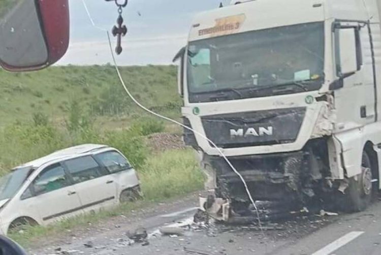 Accident cumplit pe DN 1. Impact între o maşină și un camion, patru persoane au decedat