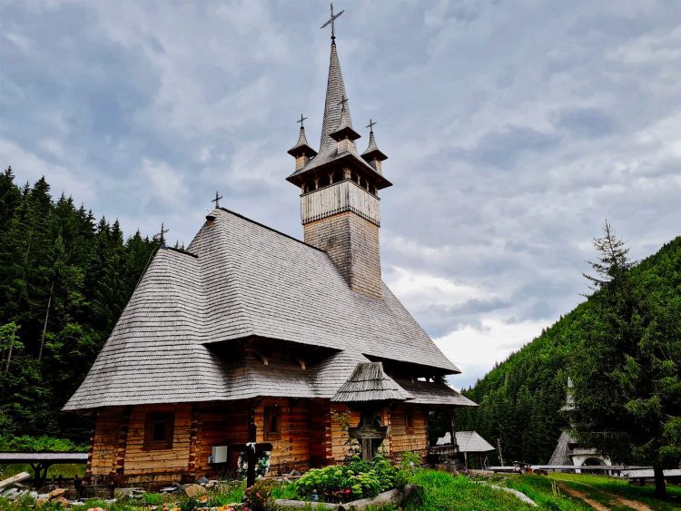 Marţi are loc sfințirea bisericii de lemn a Mănăstirii Budești