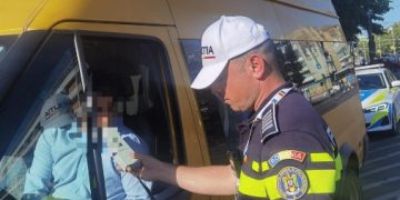 Poliţiştii maramureşeni verifică autovehiculele destinate transportului școlar. Au fost aplicate nouă sancțiuni contravenționale
