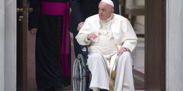 Papa Francisc, apariție în scaunul cu rotile. Suveranul Pontif a mers în afara Vaticanului și a transmis un mesaj de pace