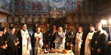 Înaltpreasfințitul Părinte Andrei a săvârșit rânduiala priveghiului pentru robul lui Dumnezeu, Grigore Hodea – fratele mai mare al Preasfințitului Părinte Episcop Iustin. Astăzi de la ora 15:00, are loc Slujba Înmormântării