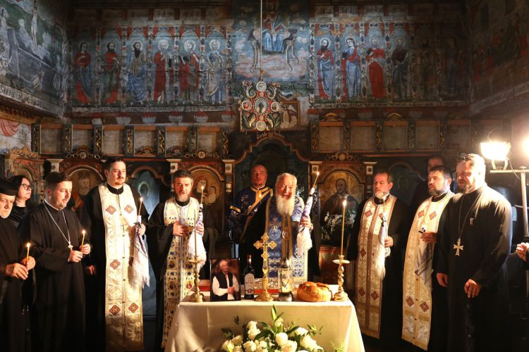 Înaltpreasfințitul Părinte Andrei a săvârșit rânduiala priveghiului pentru robul lui Dumnezeu, Grigore Hodea – fratele mai mare al Preasfințitului Părinte Episcop Iustin. Astăzi de la ora 15:00, are loc Slujba Înmormântării