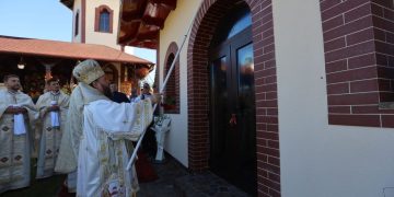 S-a sfințit biserica Parohiei „Nașterea Maicii Domnului” din Preluca Veche, altarul de vară și noul lumânărar