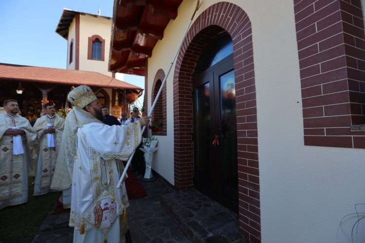 S-a sfințit biserica Parohiei „Nașterea Maicii Domnului” din Preluca Veche, altarul de vară și noul lumânărar