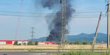 Autoutilitară cuprinsă de flăcări în curtea unei societăţi comerciale din Baia Mare