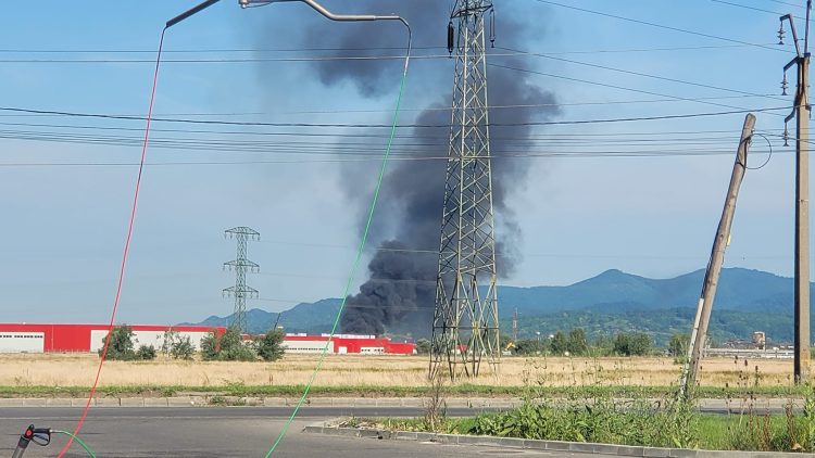 Autoutilitară cuprinsă de flăcări în curtea unei societăţi comerciale din Baia Mare