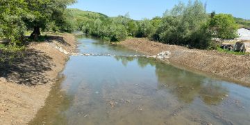 Angajații Sistemului de Gospodărire a Apelor Maramureș au finalizat lucrările de reprofilare-decolmatare a albiei râului Lăpuș, în localitatea Rogoz – UAT Târgu Lăpuș