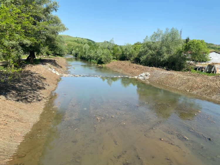 Angajații Sistemului de Gospodărire a Apelor Maramureș au finalizat lucrările de reprofilare-decolmatare a albiei râului Lăpuș, în localitatea Rogoz – UAT Târgu Lăpuș