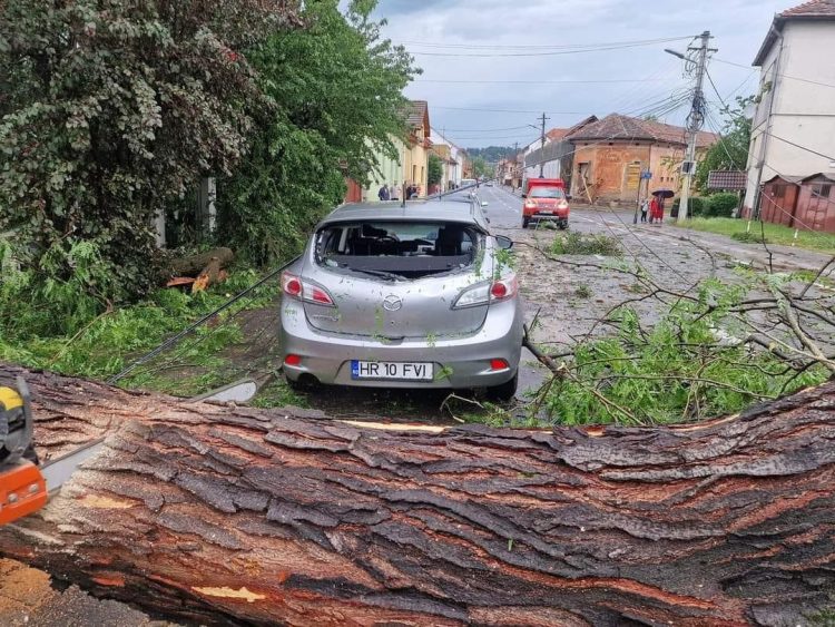 Circulația feroviară oprită între Beia și Mureni din cauza inundațiilor