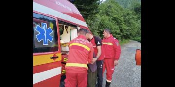Salvamontiștii din Maramureș în acțiune: Salvarea unei femei rănite în Vișeu de Sus