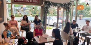 Poliţiştii maramureşeni, discuţii la o limonadă cu elevi ai Colegiului Național „Gheorghe Șincai”