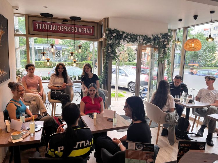 Poliţiştii maramureşeni, discuţii la o limonadă cu elevi ai Colegiului Național „Gheorghe Șincai”