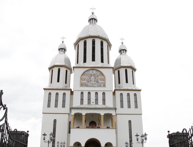 În 16 iunie are loc hramul Bisericii Duminica Tuturor Sfinţilor din Tăuţii de Sus